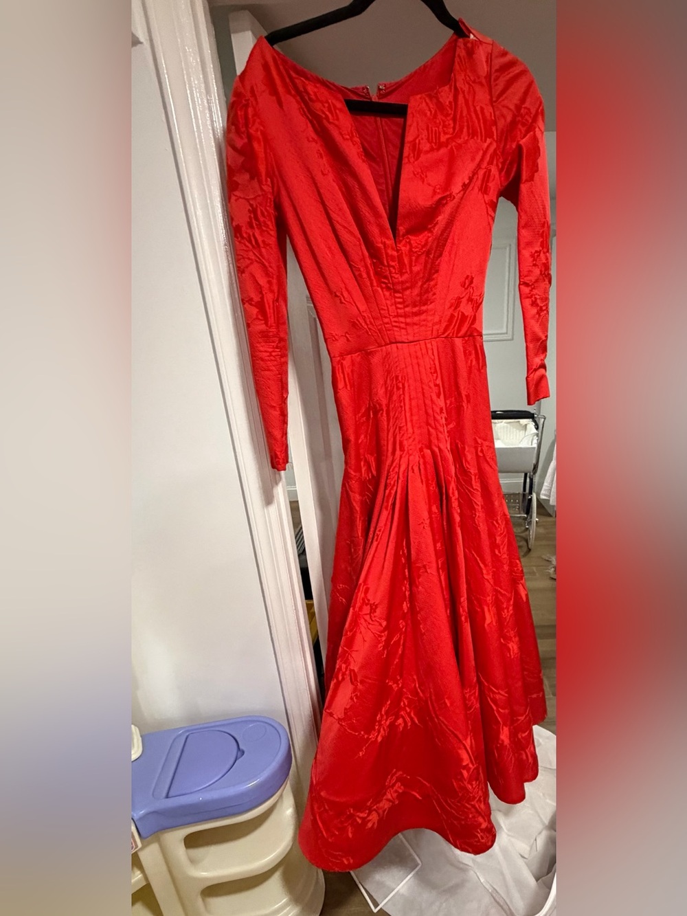 Oscar de la Renta Vibrant Red/orange Long-Sleeve V-Neck Gown (sample no label)